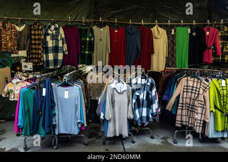 Wien, Österreich - 14. Oktober 2022: Bekleidungsgeschäft in Naschmarkt, Straßenmarkt in Wien, Österreich Stockfoto