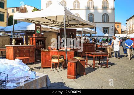 LUCCA, ITALIEN - 16. SEPTEMBER 2019: Dies ist der Sonntagsflohmarkt auf der Piazza San Martino. Stockfoto