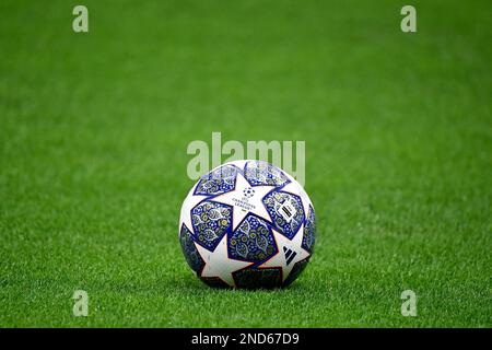 Während des Fußballspiels der UEFA Champions League zwischen dem AC Mailand und Tottenham Hotspur in San wird ein offizieller Turnier-Ball von Adidas auf dem Spielfeld gesehen Stockfoto