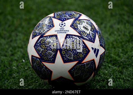 Während des Fußballspiels der UEFA Champions League zwischen dem AC Mailand und Tottenham Hotspur in San wird ein offizieller Turnier-Ball von Adidas auf dem Spielfeld gesehen Stockfoto