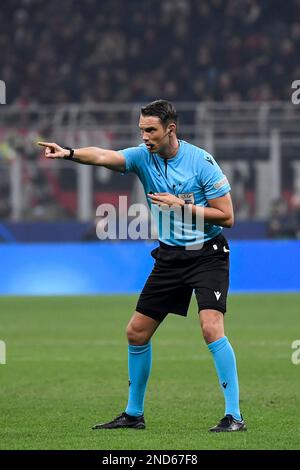 Schiedsrichter Sandro Scharer Gesten während des Fußballspiels der UEFA Champions League zwischen AC Milan und Tottenham Hotspur im Stadion San Siro in Mailand ( Stockfoto