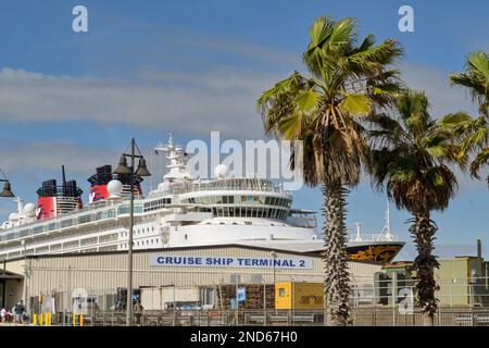 Galveston, Texas - Februar 2023: Disney-Kreuzfahrtschiff legt am Kreuzfahrtterminal 2 im Hafen der Stadt an Stockfoto