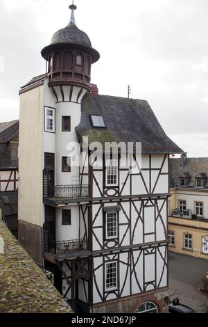 Mehrstöckiges, holzumrahmtes altes Haus mit einem Turm im Herzen der Altstadt, Hauser Gasse 20, Wetzlar, Deutschland Stockfoto