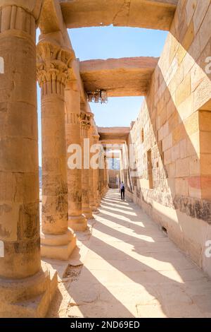 Assuan, Ägypten; 14. Februar 2023 - Eine Reihe von Säulen im Tempel von Philae, Assuan, Ägypten. Stockfoto