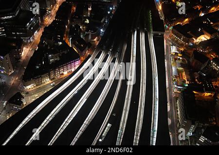 Bahnhof in London bei Nacht Stockfoto