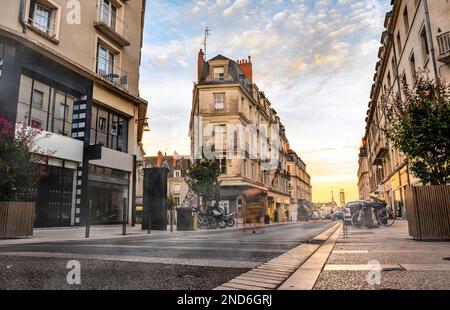 Zentrale Straße in Blois, Frankreich. Schöne Stadt am Abend, Stockfoto