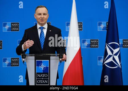 Brüssel, Belgien. 15. Februar 2023. NATO-Generalsekretär Jens Stoltenberg und polnischer Präsident Andrzej Duda halten am 15. Februar 2023 im NATO-Hauptquartier in Brüssel eine Pressekonferenz. Kredit: ALEXANDROS MICHAILIDIS/Alamy Live News Stockfoto