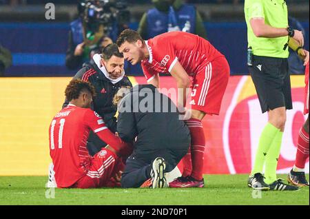 Kingsley Coman, FCB 11 verletzt nach Foul, Benjamin PAVARD, FCB 5 hilft beim achten Finalspiel PARIS SG - FC BAYERN MUENCHEN 0-1 der UEFA Champions League, Spiel in Staffel 2022/2023 in Paris, 14. Februar 2022. Achtelfinale, FCB, München, PSG © Peter Schatz / Alamy Live News Stockfoto