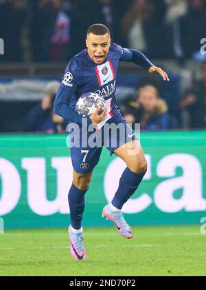 Kylian MBAPPE, PSG 7 feiert im achten Finalspiel PARIS SG - FC BAYERN MUENCHEN 0-1 des UEFA Champions League-Fußballspiels in Staffel 2022/2023 in Paris, 14. Februar 2022. Achtelfinale, FCB, München, PSG © Peter Schatz / Alamy Live News Stockfoto