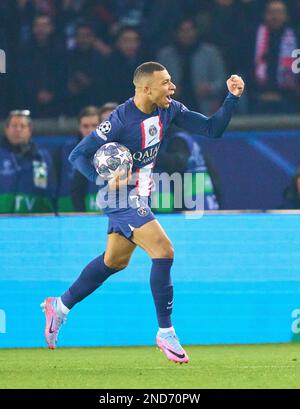 Kylian MBAPPE, PSG 7 feiert im achten Finalspiel PARIS SG - FC BAYERN MUENCHEN 0-1 des UEFA Champions League-Fußballspiels in Staffel 2022/2023 in Paris, 14. Februar 2022. Achtelfinale, FCB, München, PSG © Peter Schatz / Alamy Live News Stockfoto