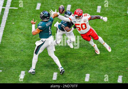 Glendale, USA. 12. Februar 2023. Willie Gay, Linebacker der Kansas City Chiefs, springt im ersten Quartal beim Super Bowl LVII Sunday, 12. Februar 2023, in Glendale, Arizona, an einem Pass vorbei an Philadelphia Eagles Quarterback Jalen Hurt (Foto von Rich Sugg/The Kansas City Star/TNS/Sipa USA) Guthaben: SIPA USA/Alamy Live News Stockfoto