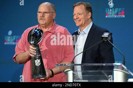 USA. 13. Februar 2023. Mit der Trophäe „Super Bowl“ steht der Cheftrainer Andy Reid, Left, der Kansas City Chiefs neben dem NFL-Commissioner Roger Goodell, bevor er am Montag, den 13. Februar 2023, auf einer Pressekonferenz in Phoenix spricht. Die Chiefs besiegten die Philadelphia Eagles im Super Bowl LVII, 38-35. (Foto von Rich Sugg/The Kansas City Star/TNS/Sipa USA) Guthaben: SIPA USA/Alamy Live News Stockfoto