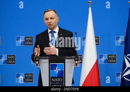 Brüssel, Belgien. 15. Februar 2023. NATO-Generalsekretär Jens Stoltenberg und polnischer Präsident Andrzej Duda halten am 15. Februar 2023 im NATO-Hauptquartier in Brüssel eine Pressekonferenz. Kredit: ALEXANDROS MICHAILIDIS/Alamy Live News Stockfoto