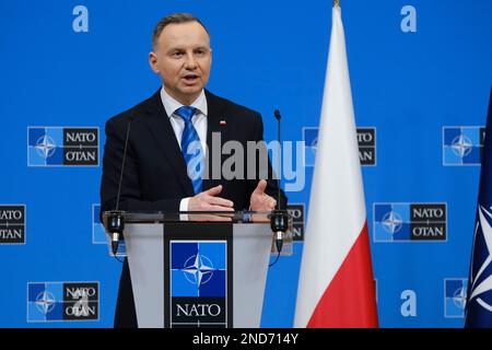 Brüssel, Belgien. 15. Februar 2023. NATO-Generalsekretär Jens Stoltenberg und polnischer Präsident Andrzej Duda halten am 15. Februar 2023 im NATO-Hauptquartier in Brüssel eine Pressekonferenz. Kredit: ALEXANDROS MICHAILIDIS/Alamy Live News Stockfoto