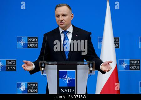 Brüssel, Belgien. 15. Februar 2023. NATO-Generalsekretär Jens Stoltenberg und polnischer Präsident Andrzej Duda halten am 15. Februar 2023 im NATO-Hauptquartier in Brüssel eine Pressekonferenz. Kredit: ALEXANDROS MICHAILIDIS/Alamy Live News Stockfoto