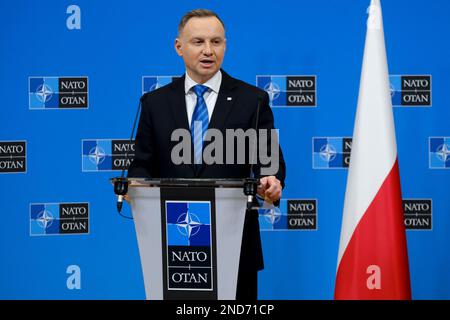 Brüssel, Belgien. 15. Februar 2023. NATO-Generalsekretär Jens Stoltenberg und polnischer Präsident Andrzej Duda halten am 15. Februar 2023 im NATO-Hauptquartier in Brüssel eine Pressekonferenz. Kredit: ALEXANDROS MICHAILIDIS/Alamy Live News Stockfoto