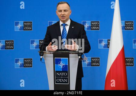 Brüssel, Belgien. 15. Februar 2023. NATO-Generalsekretär Jens Stoltenberg und polnischer Präsident Andrzej Duda halten am 15. Februar 2023 im NATO-Hauptquartier in Brüssel eine Pressekonferenz. Kredit: ALEXANDROS MICHAILIDIS/Alamy Live News Stockfoto