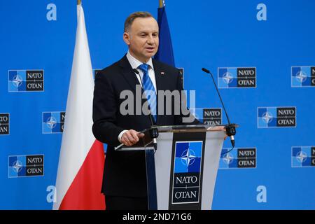 Brüssel, Belgien. 15. Februar 2023. NATO-Generalsekretär Jens Stoltenberg und polnischer Präsident Andrzej Duda halten am 15. Februar 2023 im NATO-Hauptquartier in Brüssel eine Pressekonferenz. Kredit: ALEXANDROS MICHAILIDIS/Alamy Live News Stockfoto