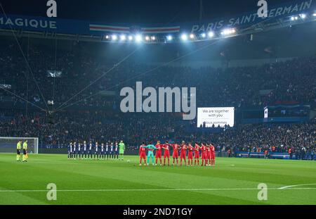 Gedenkminute für die Erdbebenopfer in Syrien und der Türkei im achten Finalspiel PARIS SG - FC BAYERN MUENCHEN 0-1 des UEFA Champions League-Fußballspiels, Staffel 2022/2023 in Paris, 14. Februar 2022. Achtelfinale, FCB, München, PSG © Peter Schatz / Alamy Live News Stockfoto