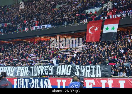 Gedenkminute für die Erdbebenopfer in Syrien und der Türkei im achten Finalspiel PARIS SG - FC BAYERN MUENCHEN 0-1 des UEFA Champions League-Fußballspiels, Staffel 2022/2023 in Paris, 14. Februar 2022. Achtelfinale, FCB, München, PSG © Peter Schatz / Alamy Live News Stockfoto