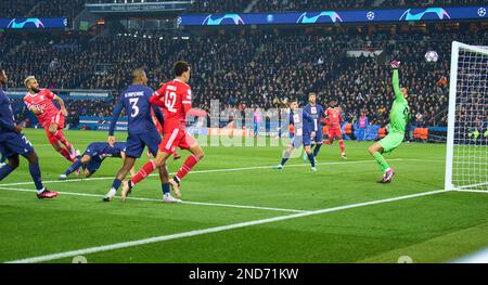 Gianluigi Donnarumma, Torwart PSG 99, verteidige dich gegen Eric MAXIM CHOUPO-MOTING (FCB 13) im achten Finalspiel PARIS SG - FC BAYERN MUENCHEN 0-1 der UEFA Champions League, Spiel in Staffel 2022/2023 in Paris, 14. Februar 2022. Achtelfinale, FCB, München, PSG © Peter Schatz / Alamy Live News Stockfoto