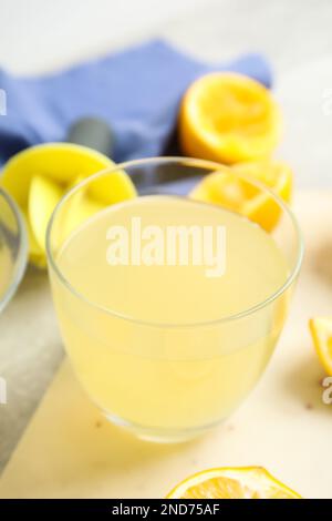 Frisch gepresster Zitronensaft in Glas auf dem Tisch, Nahaufnahme Stockfoto