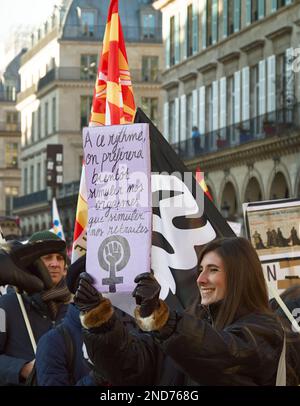 Junge Französin mit Plakat während der Proteste gegen die französische Regierung zur Erhöhung des Rentenalters, Paris, Frankreich, 7. Februar 2023 Stockfoto