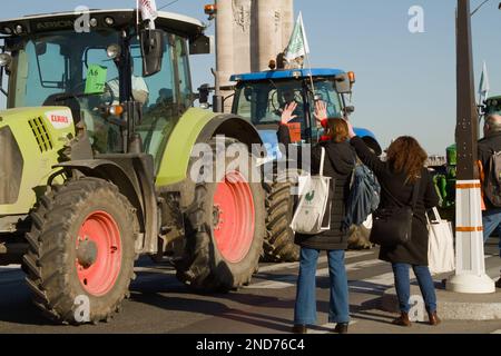 Unterstützer winken einer Prozession von Landwirten zu, die Traktoren fahren, um gegen die französische Regierung zu protestieren, Pont Alexander, Paris, 8. Februar 2023 Stockfoto