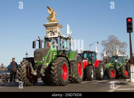 Tractor-Prozession in Pont Alexander, Paris, Protest gegen die französische Regierung, 8. Februar 2023 Stockfoto