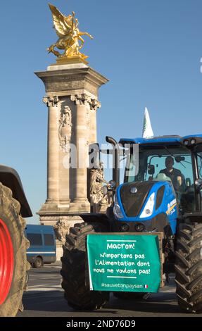 Tractor-Prozession in Pont Alexander, Paris, Protest gegen die französische Regierung, 8. Februar 2023 Stockfoto