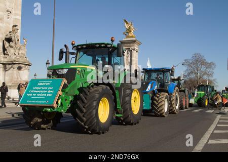 Tractor-Prozession in Pont Alexander, Paris, Protest gegen die französische Regierung, 8. Februar 2023 Stockfoto