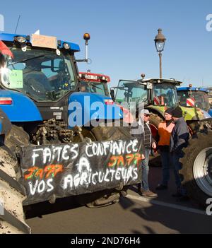 Französische Bauern stehen neben Einer Reihe von Traktoren mit Bannern, die gegen die französische Regierung protestieren, Paris, 8. Februar 2023 Stockfoto