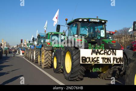 A Line of Tractors with Banners protestiert gegen die französische Regierung, Paris, 8. Februar 2023 Stockfoto