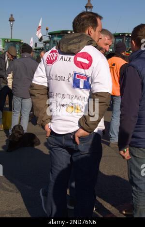 Französischer Bauer trägt Ein handgezogenes T-Shirt und protestiert gegen die französische Regierung, Paris, 8. Februar 2023 Stockfoto