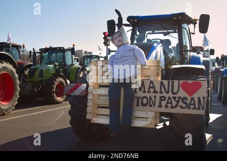 Eine Mannequin, Scarecrow von Emmanuel Macron, französischer Präsident, der während des französischen Protestes gegen die französische Regierung an der Front Eines Traktors befestigt wurde, Paris, 8. Februar 2023 Stockfoto