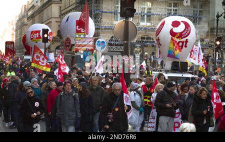 Massenprotest französischer Arbeiter gegen die Anhebung des Rentenalters, Paris, Frankreich, 7. Februar 2023 Stockfoto