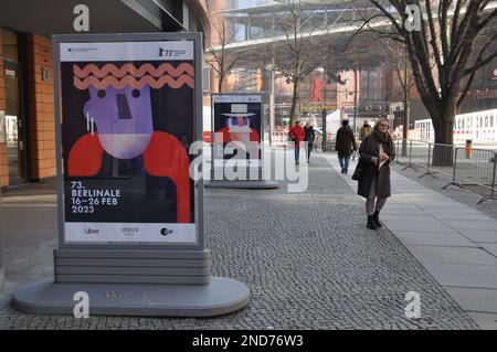 Berlin, Deutschland. 15. Februar 2023. Vorbereitungen für das anstehende Internationale Berliner Filmfestival Berlinale in Berlin, 15. Februar 2023. Menschen gehen in die Nähe von Postern. Kredit: Ales Zapotocky/CTK Photo/Alamy Live News Stockfoto