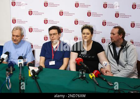 Krakau, Polen. 14. Februar 2023. Dominika Clarke und Vince Clarke, die Eltern der Fünflinge werden bei einer Pressekonferenz im Universitätsklinikum mit Ärzten gesehen. Krakau, Polen, am 14. Februar 2023. Drei Mädchen und zwei Jungen wurden in der 28. Schwangerschaftswoche durch Kaiserschnitt geboren. Polnisch-britische Eltern haben bereits sieben Kinder im Alter zwischen 10 Monaten und 12 Jahren und umfassen zwei Zwillingspaare. Statistiken zeigen, dass Fünflinge pro 52 Millionen Schwangerschaften geboren werden. (Kreditbild: © Beata Zawrzel/ZUMA Press Wire) NUR REDAKTIONELLE VERWENDUNG! Nicht für den kommerziellen GEBRAUCH! Stockfoto