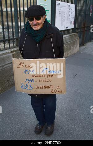 Betagter französischer Mann in Beret trägt Plakat gegen die französische Regierung zur Erhöhung des Rentenalters, Paris, 7. Februar 2023 Stockfoto