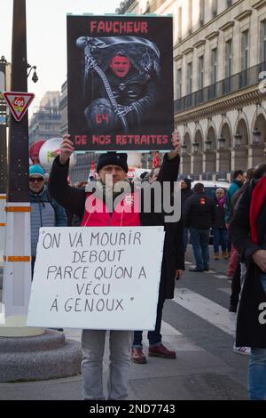 French Worker Holding A Placard with Emmanuel Macron, Protest gegen die Anhebung des Rentenalters, Paris, Frankreich, 7. Februar 2023 Stockfoto