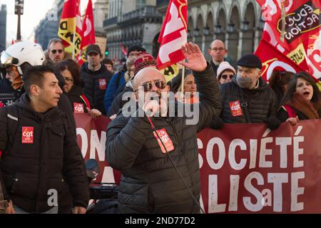 Mann schreit in Ein Mikrofon während Eines Massenprotests gegen die Erhöhung des Rentenalters, Paris Frankreich, 7. Februar 2023 Stockfoto