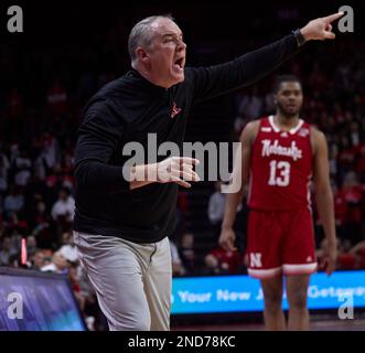 Piscataway, New Jersey, USA. 15. Februar 2023. Rutgers Scarlet Knights Cheftrainer Steve Pikiell leitet sein Team gegen die Nebraska Cornhuskers in der Gegend von Jersey MikeÕs in Piscataway, New Jersey. Duncan Williams/CSM/Alamy Live News Stockfoto