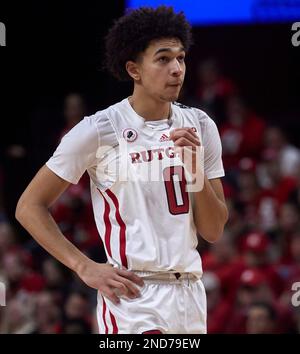 Piscataway, New Jersey, USA. 15. Februar 2023. Rutgers Scarlet Knights bewachen Derek Simpson (0) während eines Basketballspiels gegen die Nebraska Cornhuskers in der Gegend von Jersey MikeÕs in Piscataway, New Jersey. Duncan Williams/CSM/Alamy Live News Stockfoto