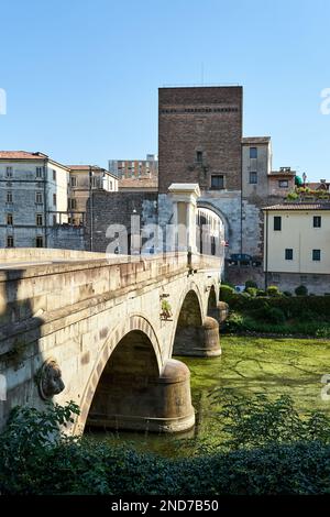 Steinbrücke am Bacchiglione River und historischer Turm mit Tor in Padua, Italien Stockfoto