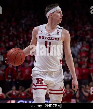 Piscataway, New Jersey, USA. 15. Februar 2023. Rutgers Scarlet Knights bewachen Paul Mulcahy (4) während eines Basketballspiels gegen die Nebraska Cornhuskers in der Gegend von Jersey MikeÕs in Piscataway, New Jersey. Duncan Williams/CSM/Alamy Live News Stockfoto