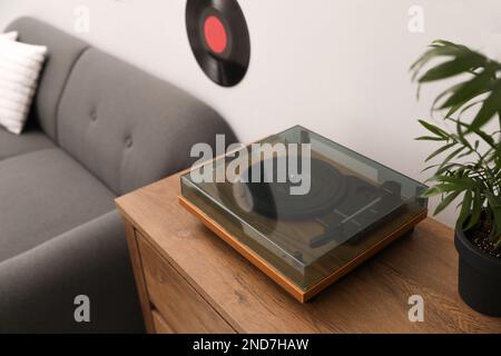 Eleganter Plattenspieler auf der Kommode im Wohnzimmer Stockfoto