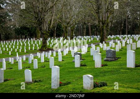 WA22982-00...WASHINGTON - Grabsteine und Weihnachtskränze am Fort Lawton Post Cemetery neben dem Discovery Park in Seattle. Stockfoto