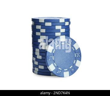 Blaue Casino-Chips auf weißem Hintergrund. Pokerspiel Stockfoto