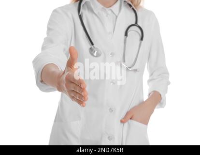 Weibliche Ärztin, die Handschlag auf weißem Hintergrund anbietet, Nahaufnahme Stockfoto