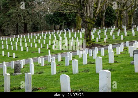 WA22983-00...WASHINGTON - Grabsteine und Weihnachtskränze am Fort Lawton Post Cemetery neben dem Discovery Park in Seattle. Stockfoto